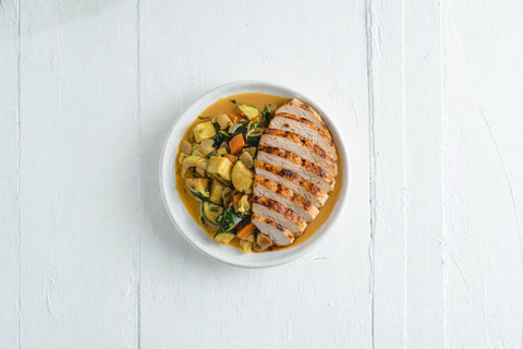 תבשיל רצועות עוף וירקות בקארי קוקוס