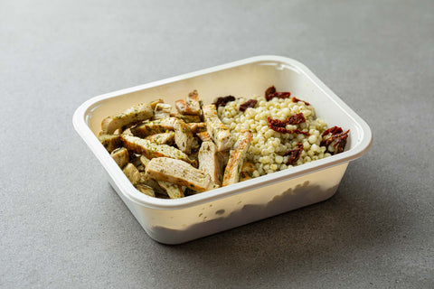 חזה עוף בפסטו עם פתיתים ועגבניות מיובשות