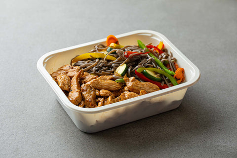 מוקפץ סובה עם עוף וירקות עם סויה ושומשום