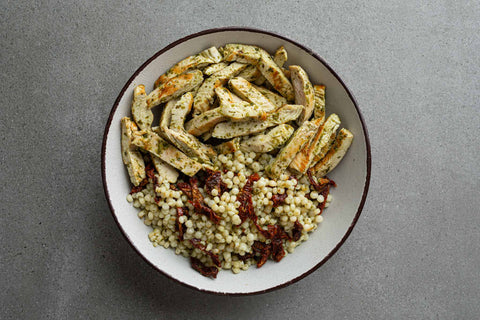 חזה עוף בפסטו עם פתיתים ועגבניות מיובשות