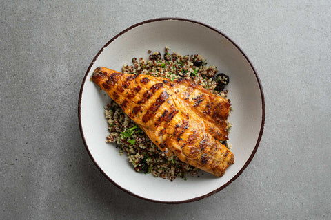 אמנון בגריל עם קינואה וחמוציות