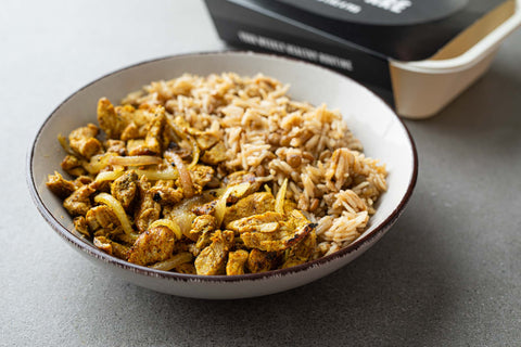 עוף בסגנון מעורב עם מגדרה עדשים