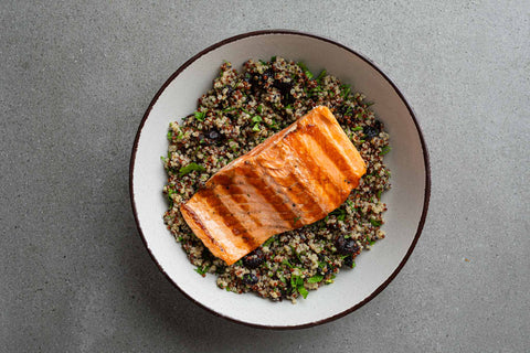 סלמון בגריל בתוספת קינואה עם חמוציות ועשבי תיבול
